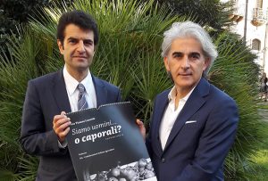 Francesco Tanasi regala calendario a Giuseppe Beretta