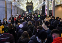 Covid: in Sicilia folle nelle vie dello shopping e nessun distanziamento Covid Sicilia folle vie shopping