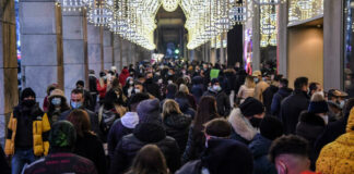 Covid: in Sicilia folle nelle vie dello shopping e nessun distanziamento Covid Sicilia folle vie shopping