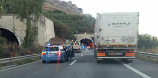 Incubo A18 Messina-Catania tra buche killer e camion in panne Incubo A18 buche killer