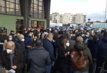 Catania Hub vaccini di San Giuseppe La Rena: Codacons denuncia assembramenti, panico e snervanti attese per i vaccini “Gente trattata come carne da macello” Catania Hub attese vaccini