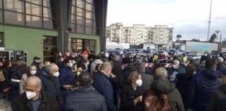 Catania Hub vaccini di San Giuseppe La Rena: Codacons denuncia assembramenti, panico e snervanti attese per i vaccini “Gente trattata come carne da macello” Catania Hub attese vaccini