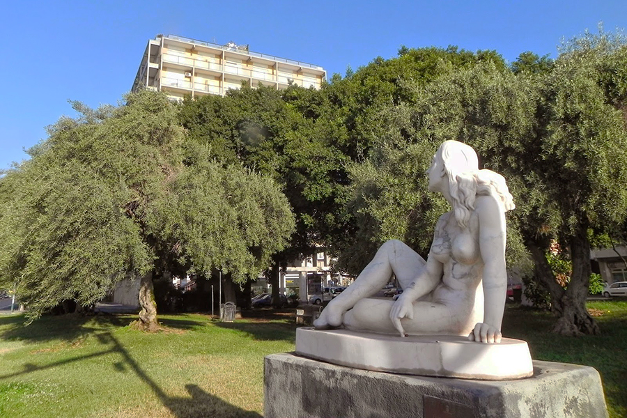 Catania danneggiata statua