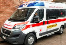 Panarea: l’ambulanza elettrica si scarica con una paziente grave a bordo, i parenti costretti a spingere il mezzo ambulanza elettrica