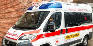 Panarea: l’ambulanza elettrica si scarica con una paziente grave a bordo, i parenti costretti a spingere il mezzo ambulanza elettrica