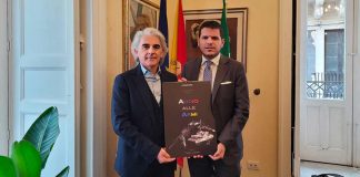 Tanasi incontra il Presidente ARS Galvagno e regala una copia del calendario 2023 contro la guerra Tanasi incontra Galvagno
