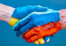 Tanasi (Codacons) omaggia il Ministro delle Imprese Adolfo Urso con una copia del calendario per la pace Codacons 2023