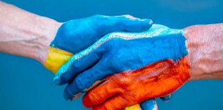 Tanasi (Codacons) omaggia il Ministro delle Imprese Adolfo Urso con una copia del calendario per la pace Codacons 2023