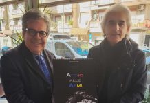 Codacons regala il calendario 2023 “Addio alle armi” al Presidente del Consiglio Nazionale ANCI, Enzo Bianco Tanasi omaggia Bianco