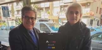 Codacons regala il calendario 2023 “Addio alle armi” al Presidente del Consiglio Nazionale ANCI, Enzo Bianco Tanasi omaggia Bianco