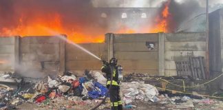 Incendio all’ex Italcementi: Codacons e Consaambiente chiedono chiarezza sulla nube tossica e sui rischi per la salute pubblica Incendio all’ex Italcementi