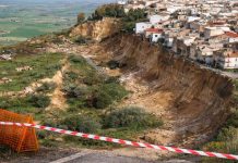 Frana di Niscemi, il Codacons presenta un esposto alla Procura: depositati anche i documenti di Ismaele La Vardera frana Niscemi esposto codacons