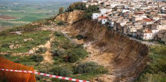 Frana di Niscemi, il Codacons presenta un esposto alla Procura: depositati anche i documenti di Ismaele La Vardera frana Niscemi esposto codacons