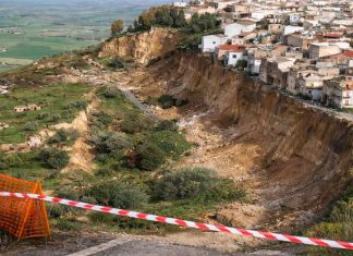 Frana di Niscemi, il Codacons presenta un esposto alla Procura: depositati anche i documenti di Ismaele La Vardera frana Niscemi esposto codacons