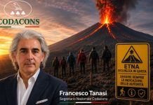 Etna, cresce l’afflusso di visitatori durante l’eruzione. Tanasi (Codacons): lo spettacolo del vulcano non deve far dimenticare la sicurezza eruzione Etna turisti